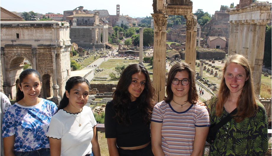 De gymnasium leerlingen en de leerlingen met tekenen in hun pakket gaan op reis naar Rome.