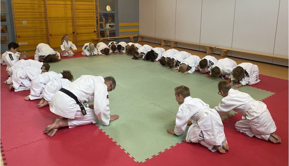 In het speellokaal kunnen judo lessen worden gegeven.