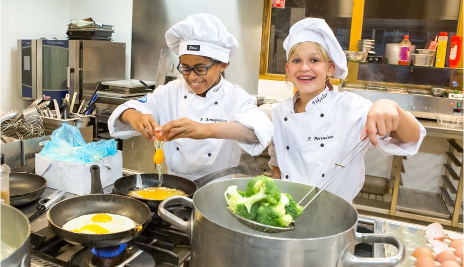 Vanaf het eerste leerjaar zijn de kook-, bak- en serveerlessen gericht op zelfstandig werken en ambachtelijk vakmanschap.