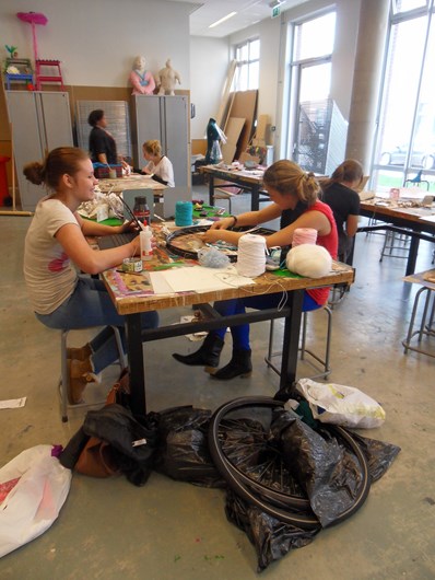 Leerlingen aan het werk in het lokaal Beeldende Vorming.
