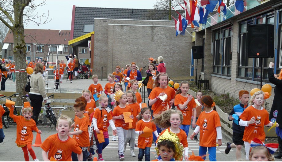 De 'Oranje'-sponsorloop stond schooljaar 2015-2016 in teken van het werk van pater Kraakman in Kenya.
