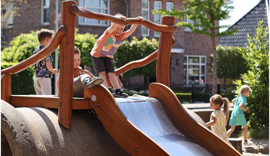 Het 'groene schoolplein' daagt kinderen uit en stimuleert hen om samen buiten te spelen. 