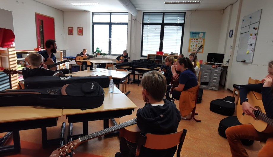 Leerlingen van groep 7 en 8 hebben vier gratis lessen gitaarspelen gehad. Een aantal van hen gaat door met lessen, zo leuk vinden ze het! 