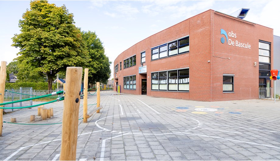 Onze school heeft een modern schoolgebouw. Dankzij de indeling met 4 afdelingen voelt de school geborgen en veilig voor alle leerlingen.