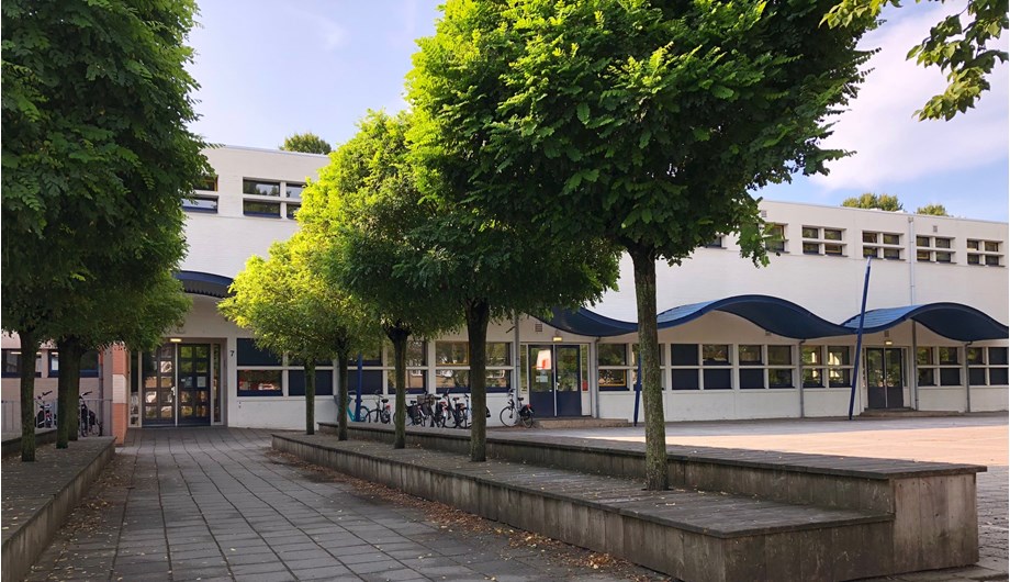 Voorzijde van de school