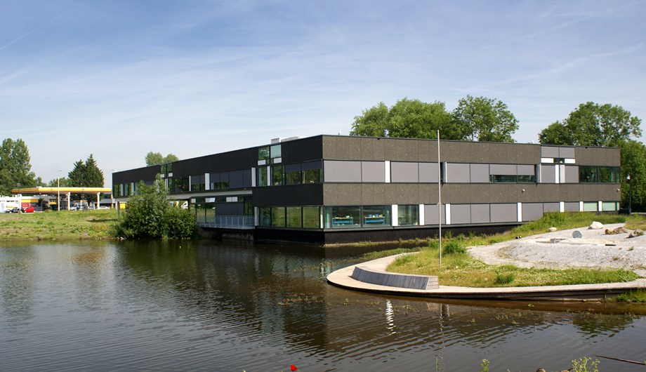 Het schitterende gebouw - gelegen in het Noorderpark in Leiden Noord - is ontworpen door Herman Herzberger en is in 2010 in gebruik genomen.