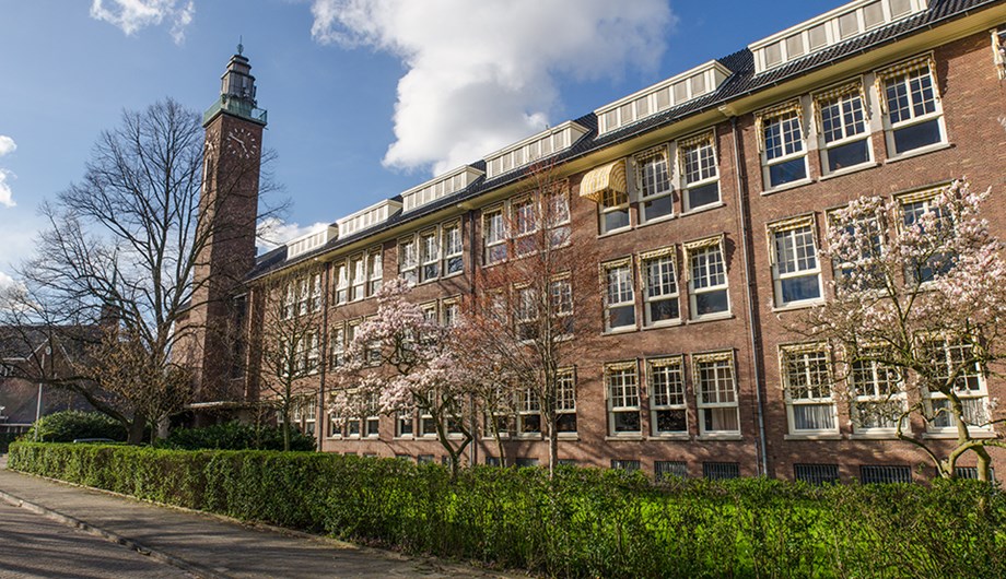 Vooraanzicht van het Vossius Gymnasium aan de Messchaertstraat 1 te Amsterdam