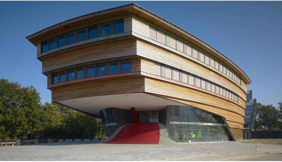 VMBO-b+k+g van Piter Jelles is gevestigd in een bijzonder gebouw van RAU architecten waar de rode loper voor de leerlingen uitgerold ligt!