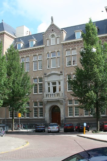 De hoofdingang van het Sweelinck.