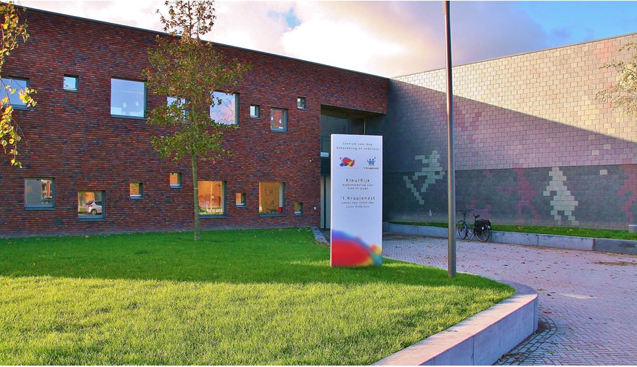 De school bevindt zich op de eerste verdieping van het gebouw, dat staat op buurtschap Craeyenburch van Ipse de Bruggen in Nootdorp. 