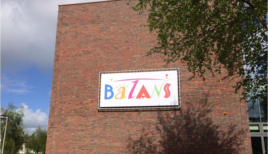 Ook op de achteringang van ons gebouw hangt natuurlijk ons mooie Balans logo.