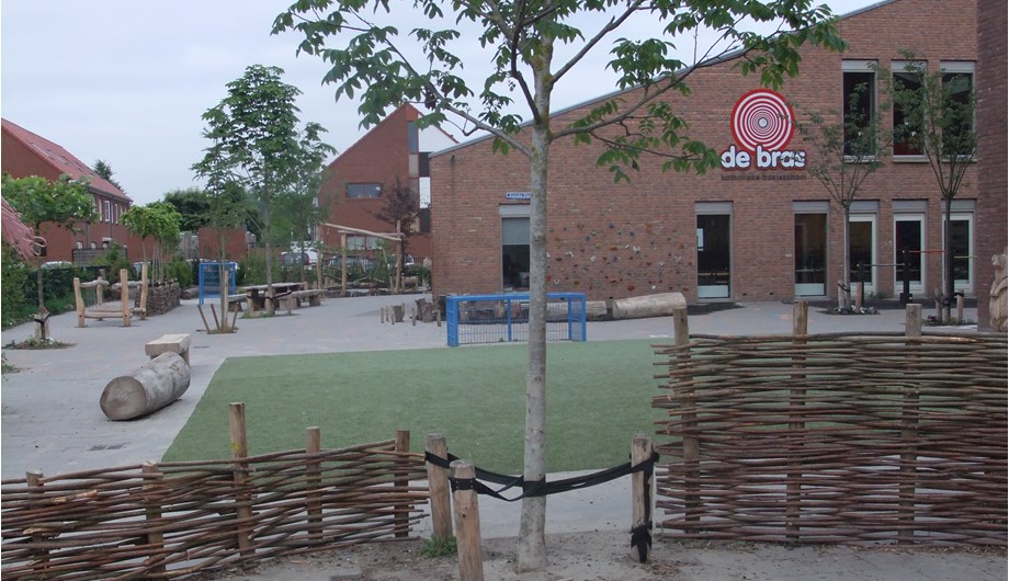 Ons schoolplein is tussen 2019 en 2021 omgetoverd tot een ontdek- en speelterrein, waar gespeeld én geleerd wordt.