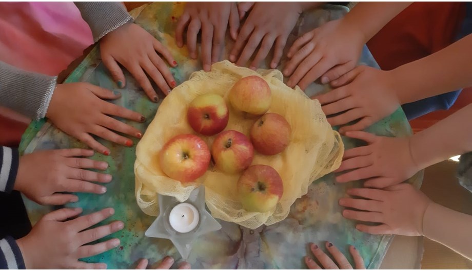 Appeltjes, appeltjes, glanzend en rond! Iedere dag eten de kleuters samen fruit.