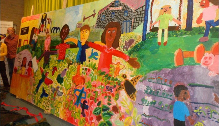 Schilderij gemaakt o.l.v. een schilderes uit Nicaragua door kinderen uit groep 6, 7 en 8.
