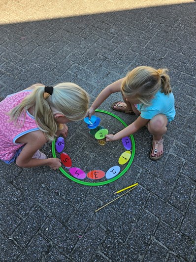 Tijdens de Rijke Schooldag oefenen de kinderen tijdens spel het klokkijken.