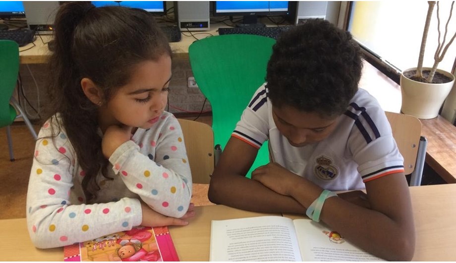 Kinderen uit verschillende groepen lezen samen