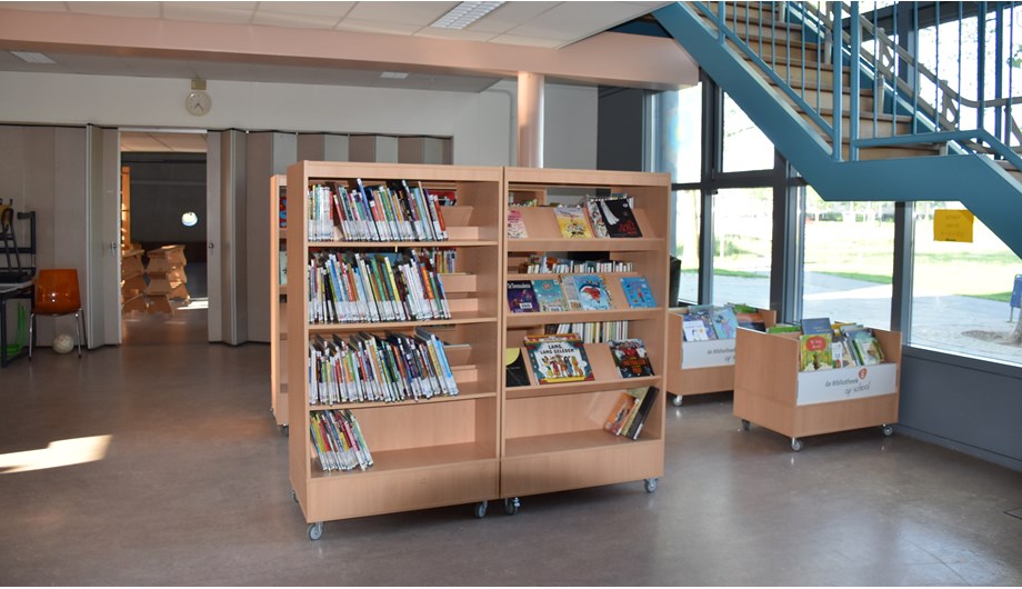In samenwerking met Bibliotheek Arnhem hebben we onze eigen bibliotheek.