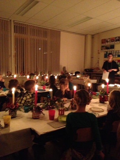 Na de kerstviering in de kerk gaan de kinderen samen lekkere hapjes eten in de klas.