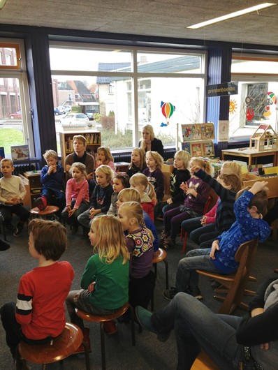 Tijdens de Kinderboekenweek bezoekt groep 3 de bibliotheek.