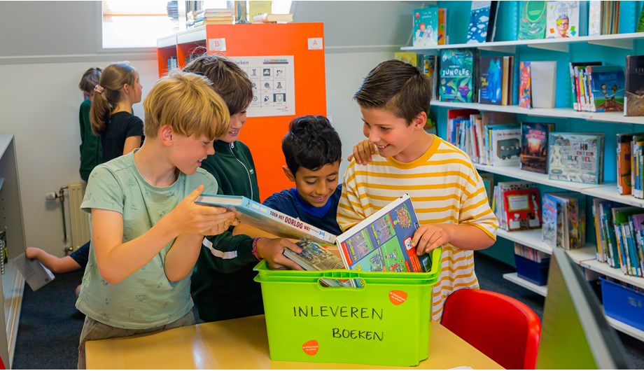 Wij werken samen met de centrale bibliotheek en kinderen lenen wekelijks boeken vanuit hun interesse.