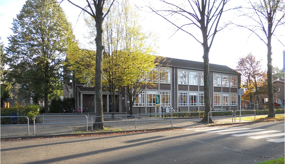Basisschool De Kluis is gevestigd in de wijk ‘De Kluis’. De basisschool ligt in een wijk met voornamelijk laagbouw met rustige straten en ve