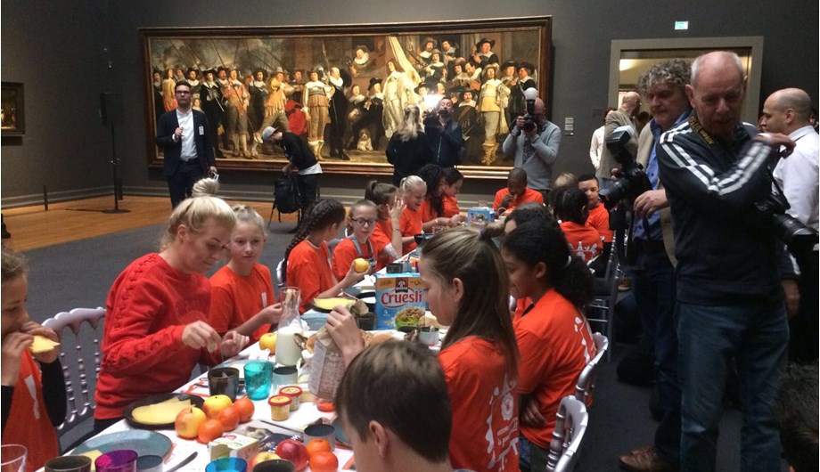 Wie wil dat nu niet, met Miss Montreal aan de ontbijttafel met uitzicht op een echte Rembrandt. Wij promoten gezonde voeding.
