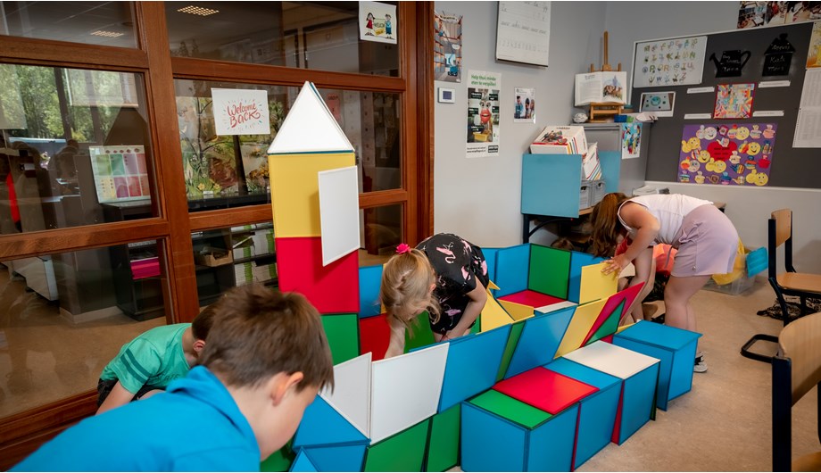 Samenwerken is een belangrijke vaardigheid voor kinderen.
Op deze foto werken kinderen samen aan een bouwopdracht met " Vlakkies" .
