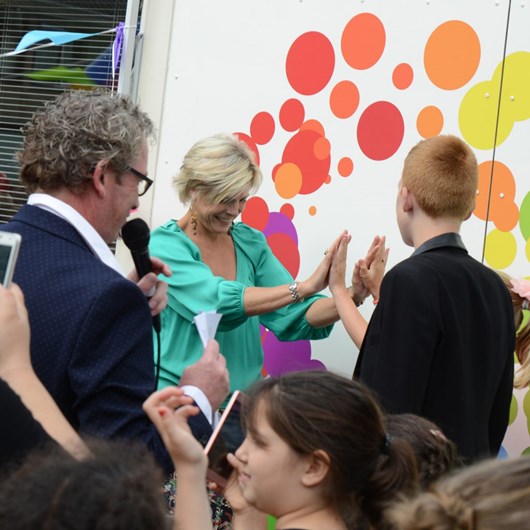 Samen met kinderen, ouders en medewerkers vieren we de officiële opening van IKC De Regenboog. Aan Prinses Laurentien de eer!