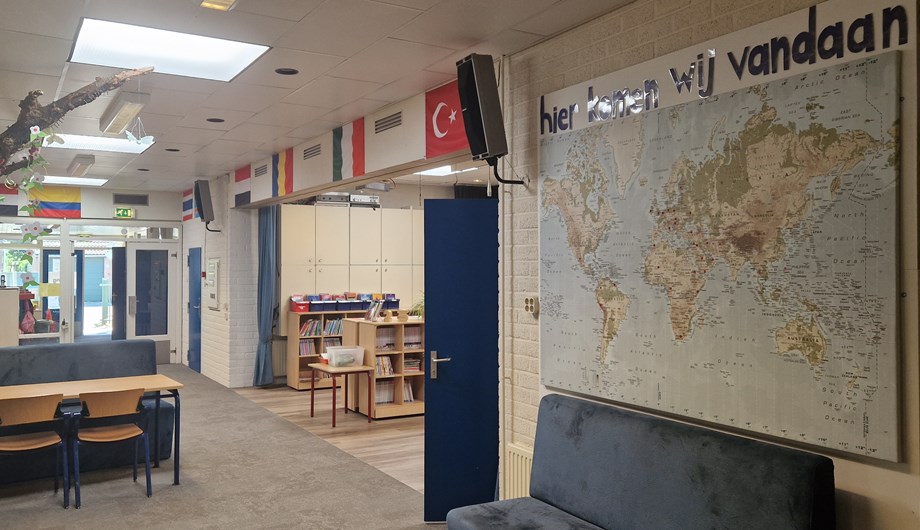 Zodra je onze  school binnenstapt merk je dat iedereen welkom is. Dit is terug te zien aan alle vlaggen in onze hal.