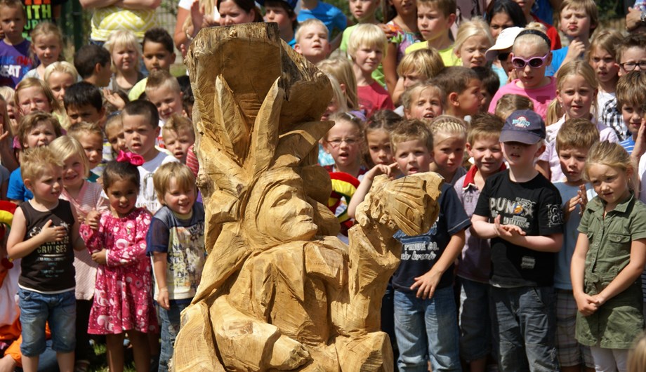 Het beeld van de Harlekijn wordt onthuld tijdens de opening van de natuur-ontdek-speelplaats