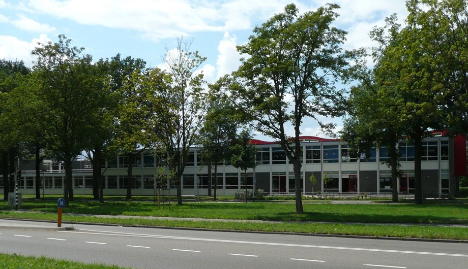 De school gezien vanaf de Heerbaan.