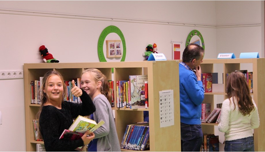 De school heeft in samenwerking met Bibliotheek Breda een echte bibliotheek in de school.