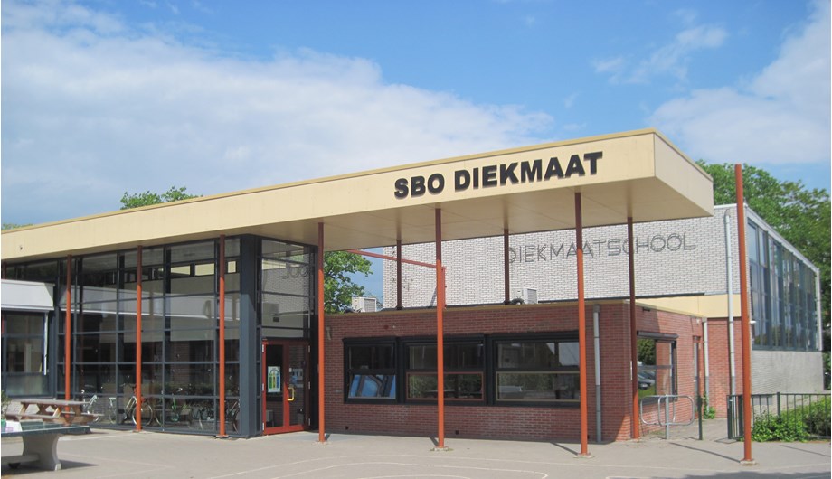 SBO Diekmaat beschikt over een ruim schoolgebouw, 15 leslokalen, een gymzaal en een speelleerlokaal.