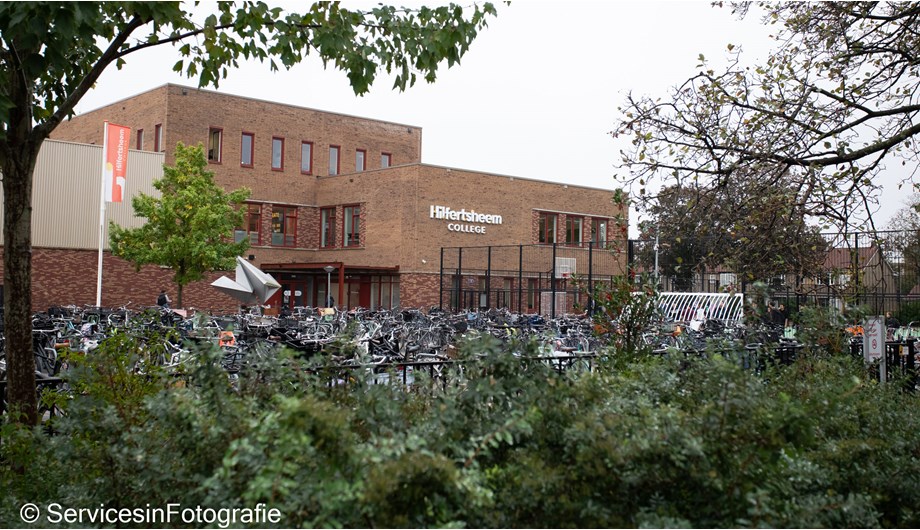 Onze school is gevestigd in een modern gebouw in Hilversum-Noord.