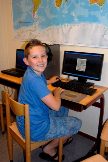 Dagelijks wordt er door de kinderen op de computers, tablets of chromebooks gewerkt.