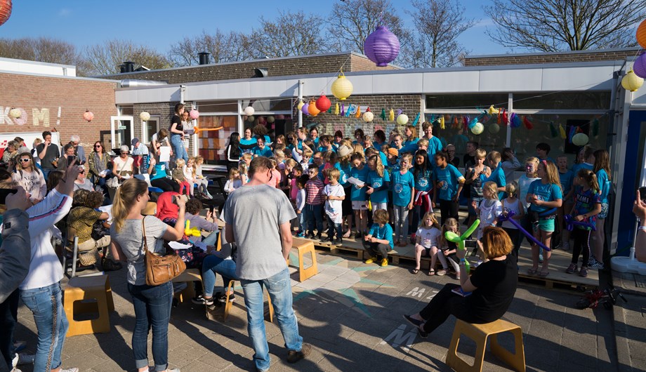Op 19 april 2019 hebben wij onze vernieuwde school feestelijk geopend.  Kopgroep bibliotheken en Kappio hebben ook een plek in ons gebouw!