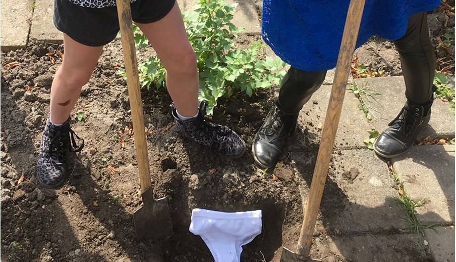 een katoenen onderbroek begraven in de tuin om te onderzoeken of de kwaliteit van de grond o.k. is.
