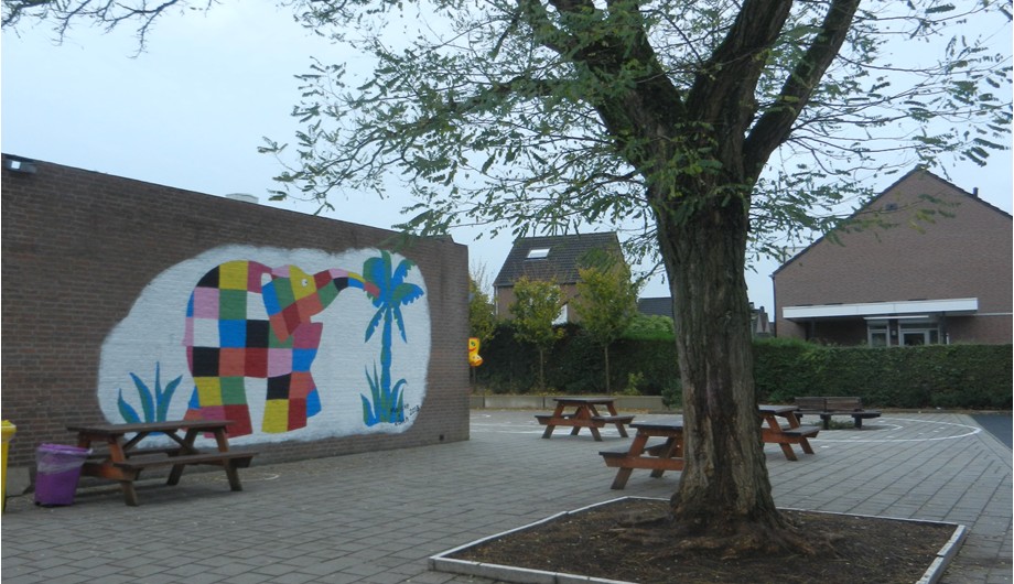 Sinds juli 2013 maakt Elmer, de meest kleurrijke en unieke olifant, deel uit van het schoolgebouw. Want iedereen is uniek.