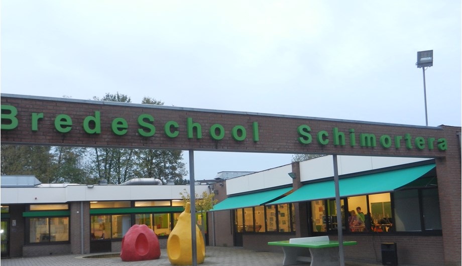 De basisschool is gevestigd in het BredeSchool gebouw Schimortera. 