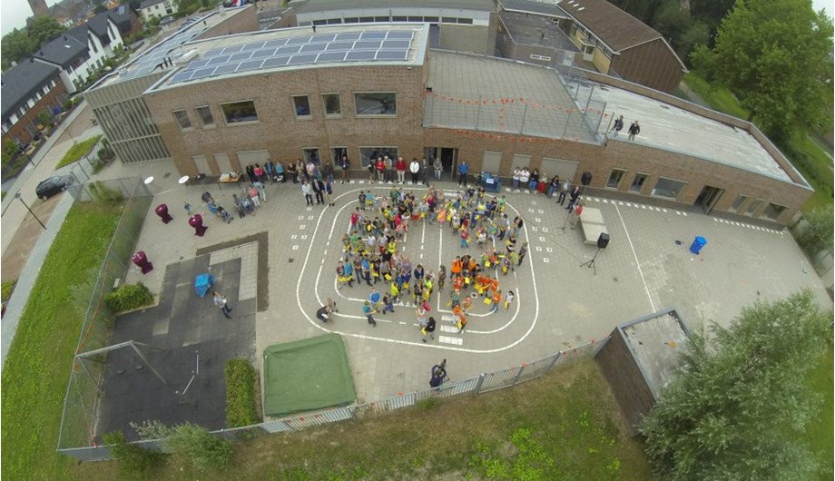 Op het dak van onze school zijn 80 zonnepanelen geplaatst. Duurzaamheid is belangrijk en dit willen we zo laten zien.