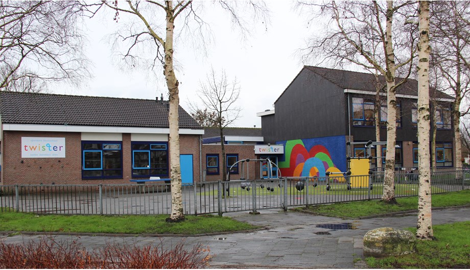 Het schoolplein en hoofdingang van OBS Twister in Mijdrecht