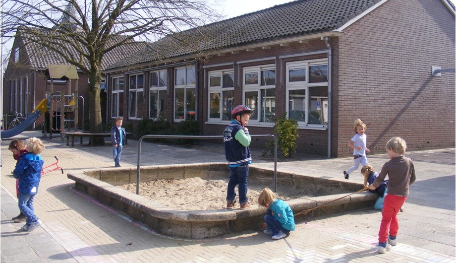Schoolfoto van R Lokhorst-School