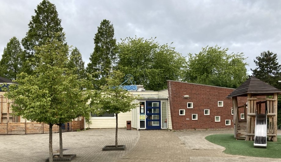 De school bevindt zich aan de rand van het Beatrixpark. Wanneer je in de school naar buiten kijkt, zie je onze groene omgeving.