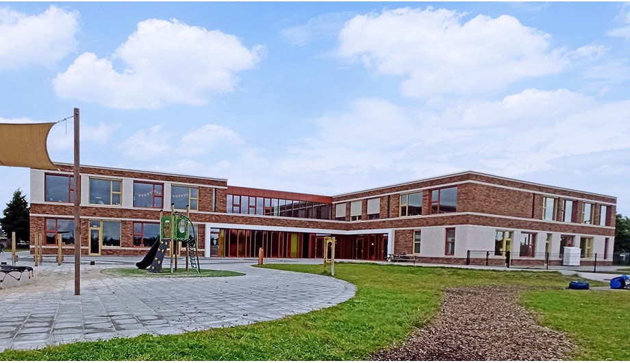 In gebouw de Violier is onze school cbs Van Panhuys samen met obs de Hasselbraam en SKSG de Vlindertuin gehuisvest.