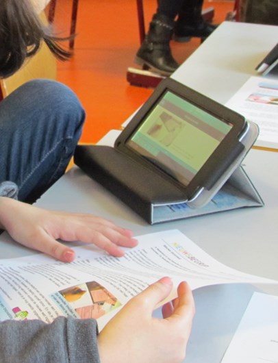 Leerlingen van groep 6, 7 en 8 werken op een eigen laptop. In groep 4 en 5 wordt gebruik gemaakt van een Snappet tablet.