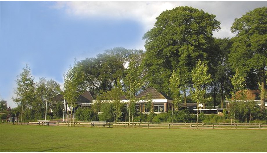 De Albertine Agnesschool ligt aan de rand van het bosrijke parklandschap van het dorp Oranjewoud.