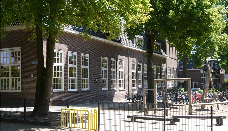 Het prachtige karakteristieke schoolgebouw staat in de wijk Dieren-zuid. Gelegen tussen station en de IJssel.