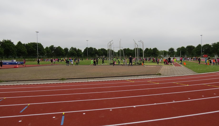 Groep 1/2 heeft een sportdag in de schoolgymzaal.
De groepen 3/4/5 gaan naar de atletiekbaan en de groepen 6/7/8 sporten in de Topsporthal.
