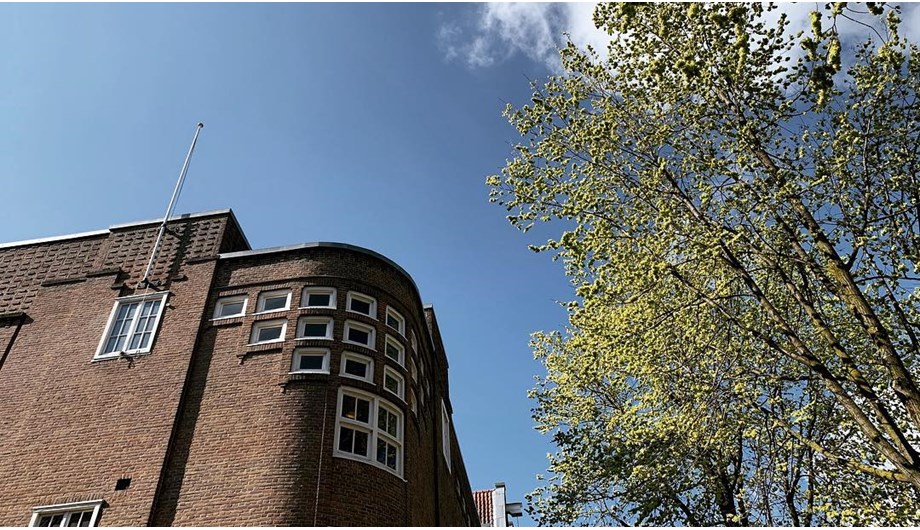Ons schoolgebouw is een monument en behoort tot de Amsterdamse School. Gebouwd in 1924. Gezien vanaf De Oudeschans.