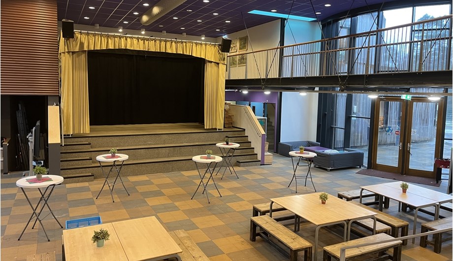 Onze centrale ruimte in de school met een professioneel theater.